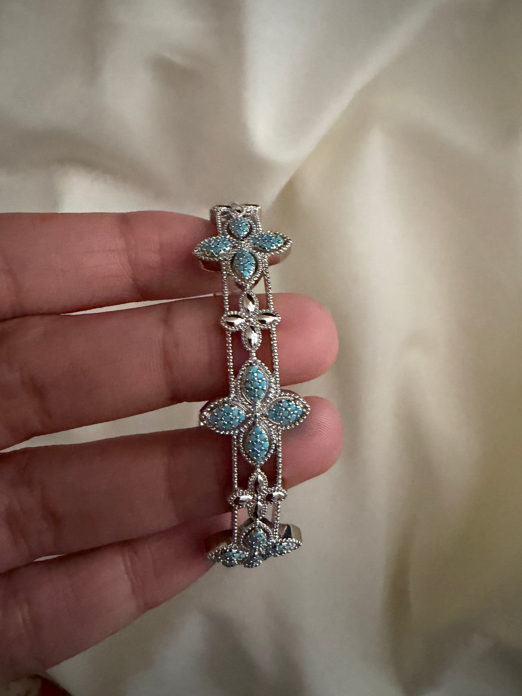 Clover bangle with rhinestones