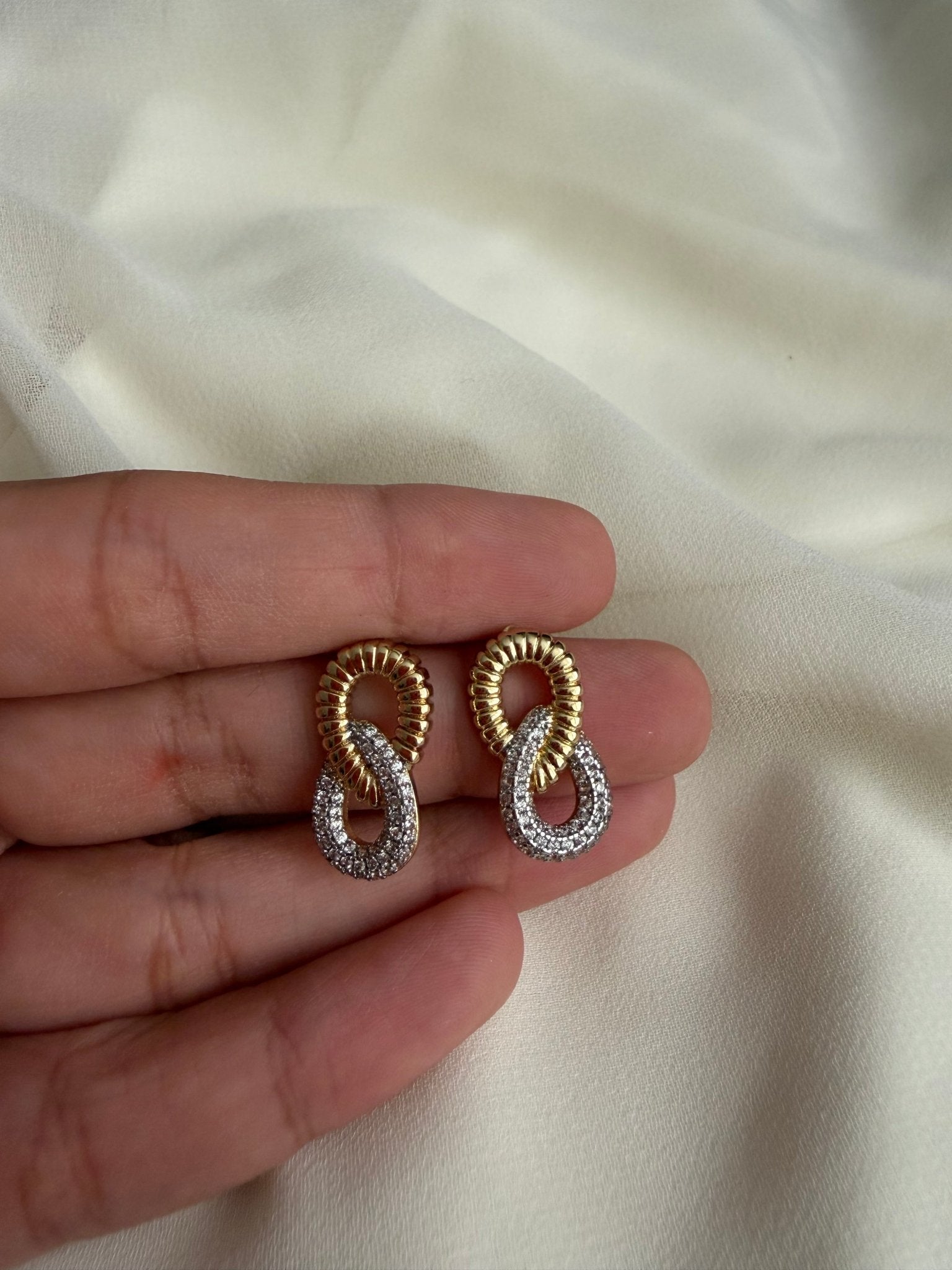 Zircon twisted stud earrings - Reen & co.Zircon twisted stud earrings