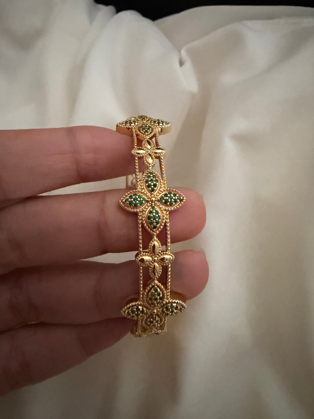 Clover bangle with rhinestones