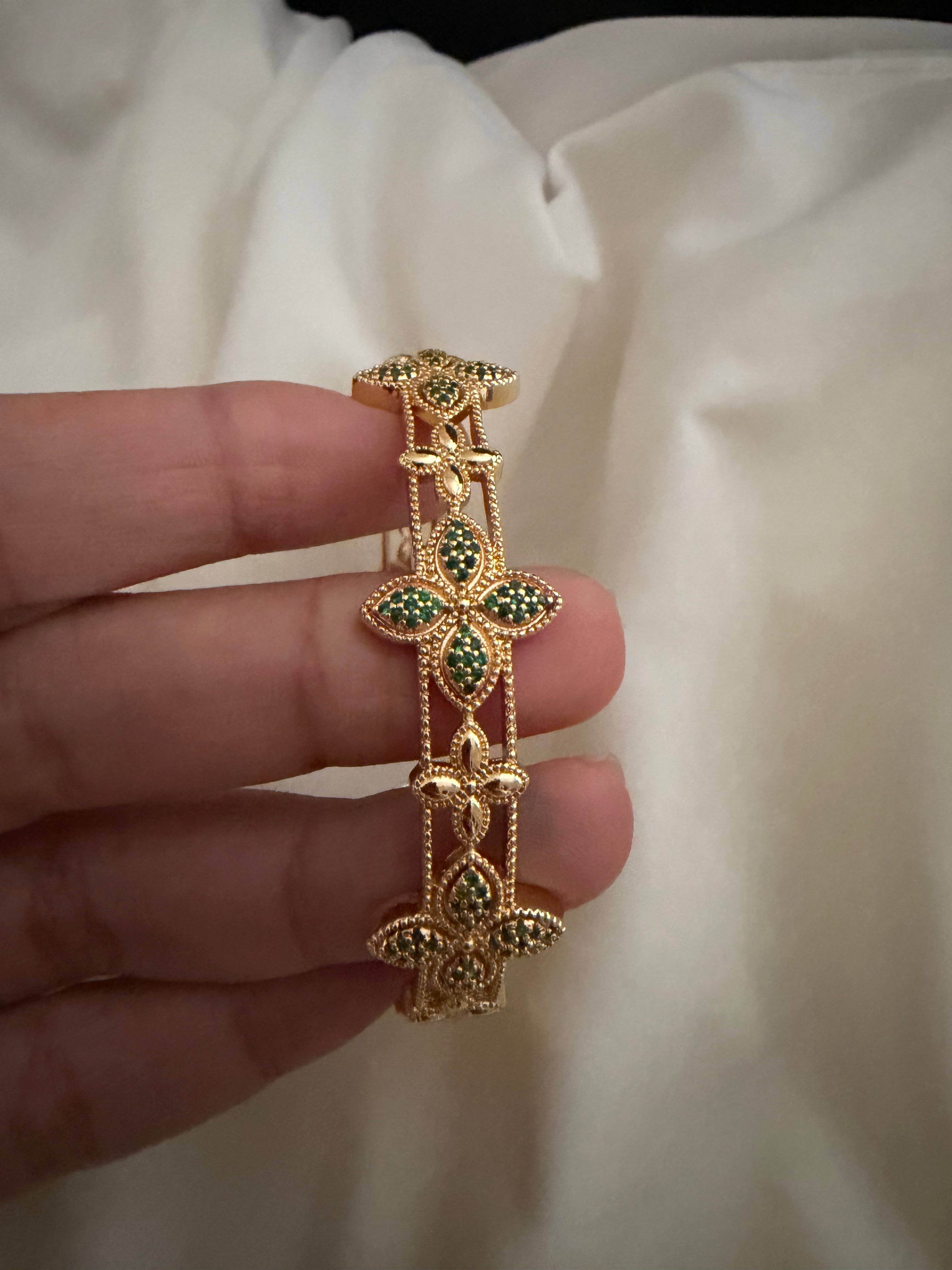 Clover bangle with rhinestones