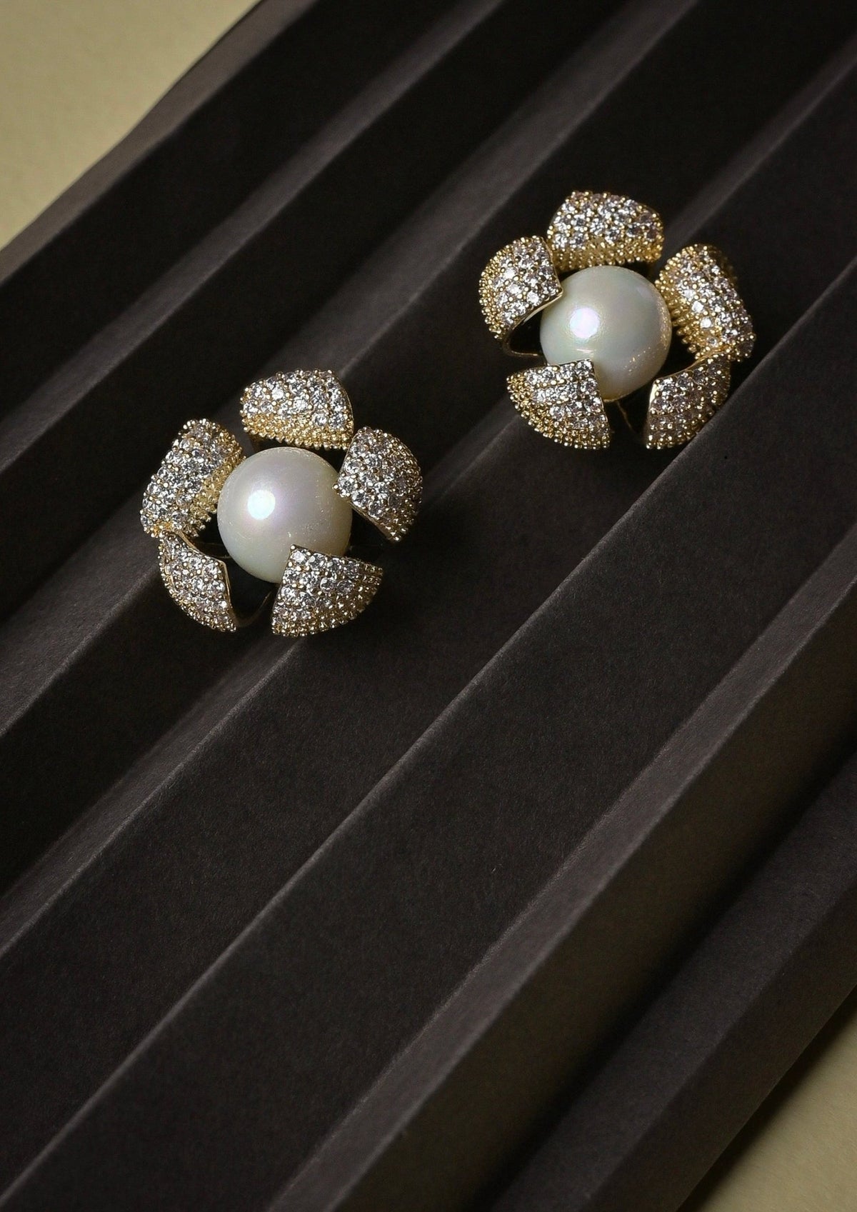 Zircon silver needle and pearl gold flower earrings - Reen & co.Zircon silver needle and pearl gold flower earrings