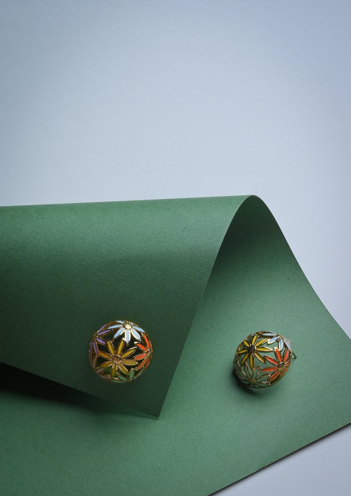 Pastel flower dome studs earrings - Reen & co.Pastel flower dome studs earrings