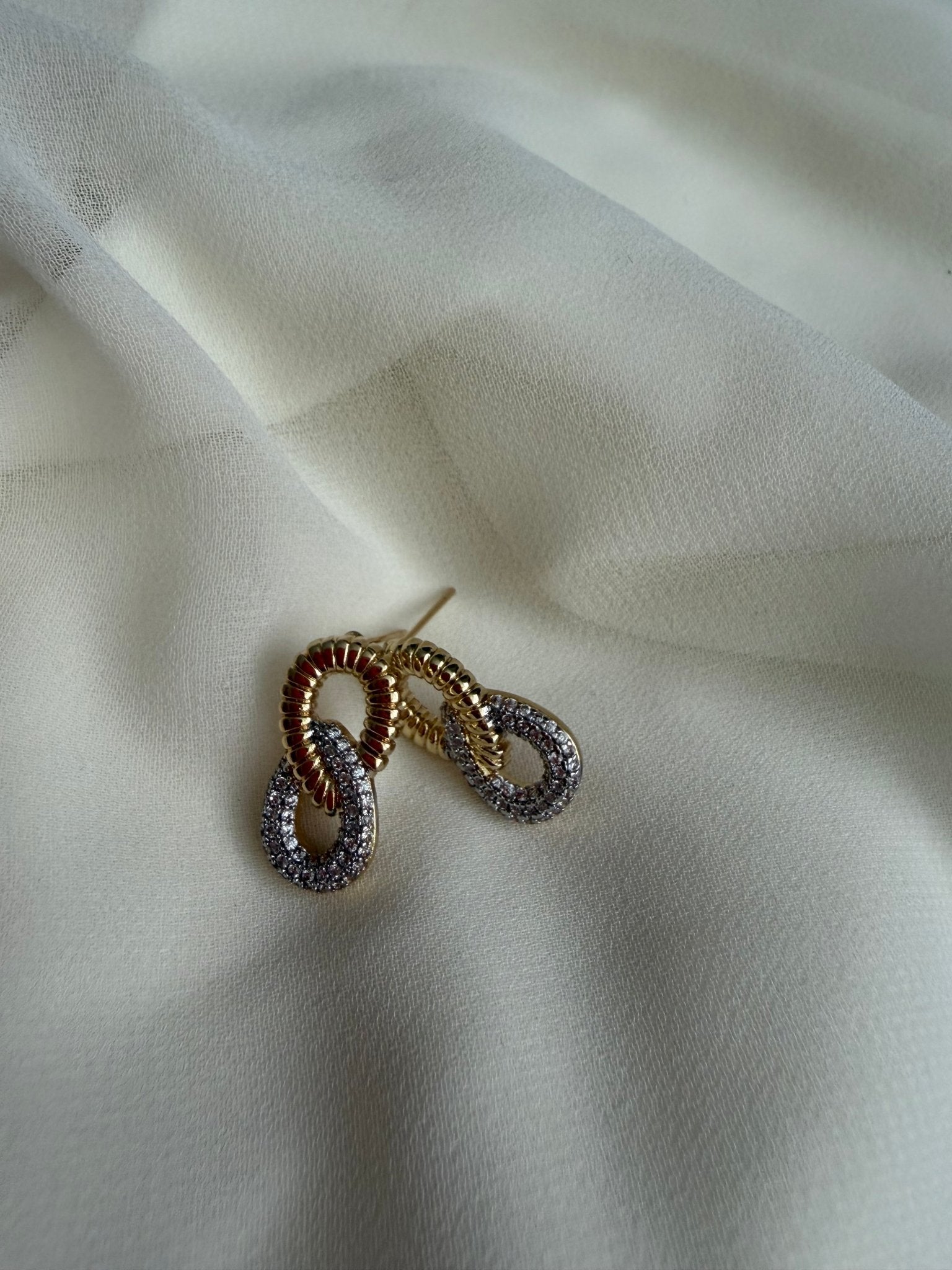 Zircon twisted stud earrings - Reen & co.Zircon twisted stud earrings