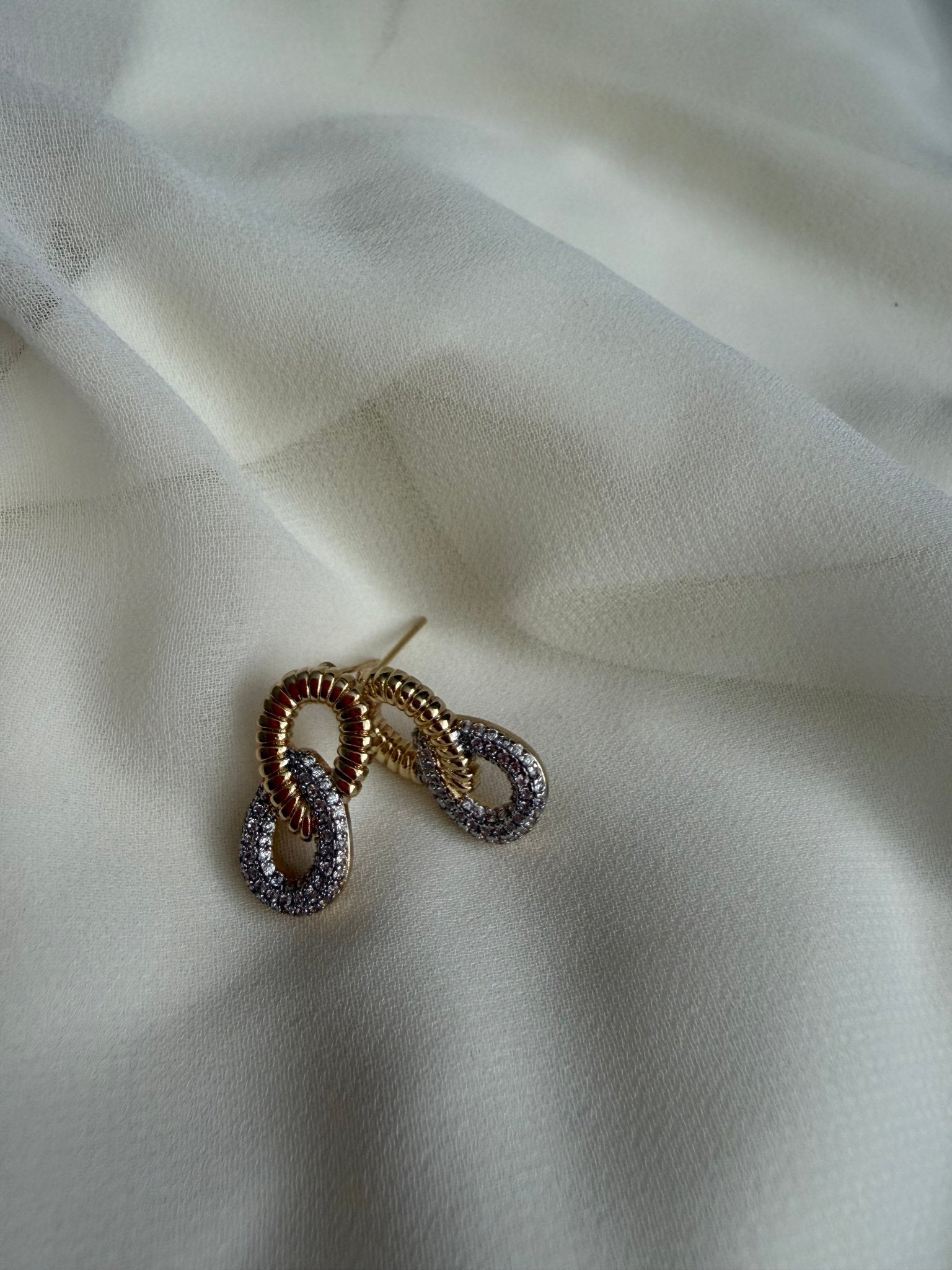 Zircon twisted stud earrings - Reen & co.Zircon twisted stud earrings