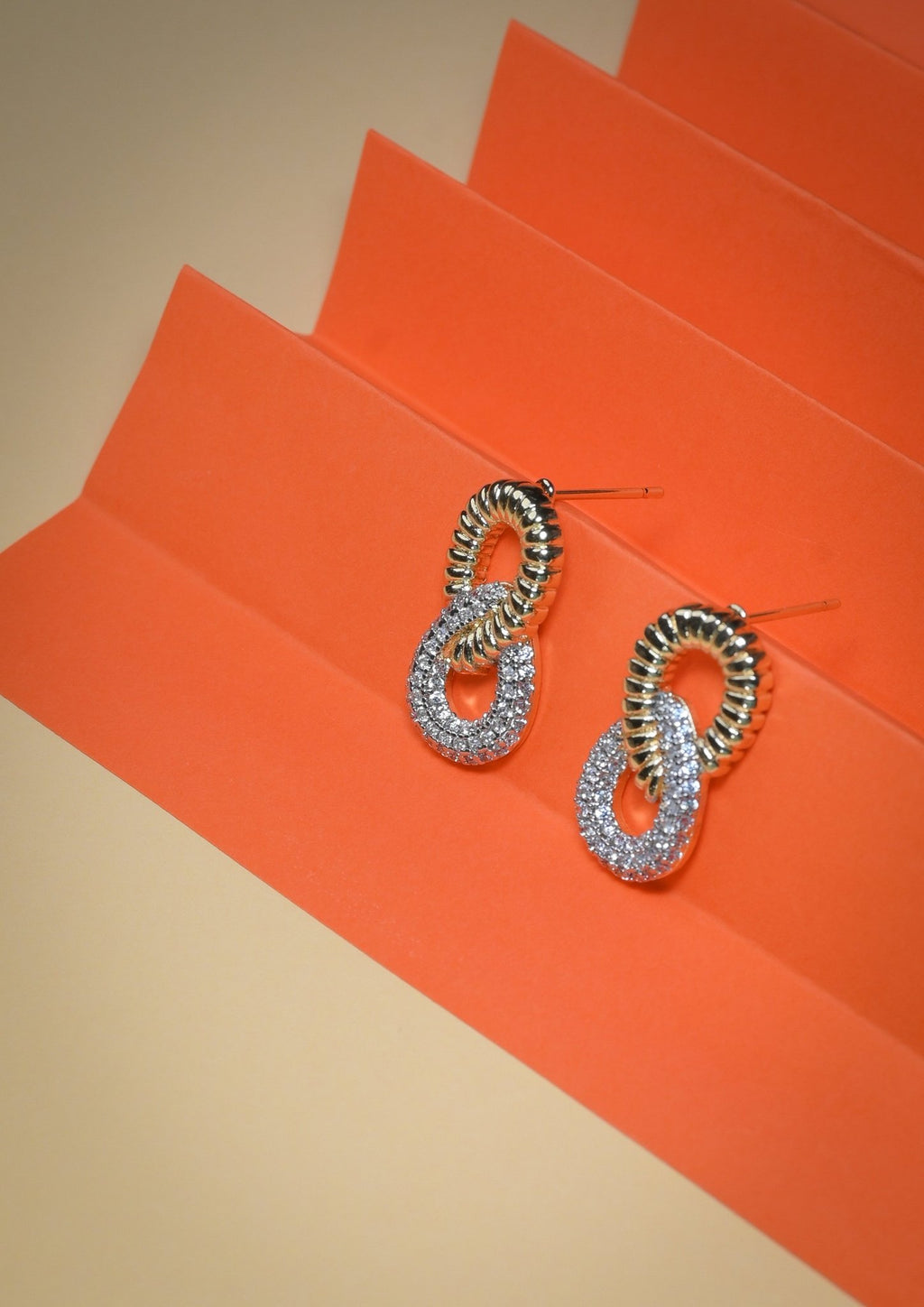Zircon twisted stud earrings - Reen & co.Zircon twisted stud earrings