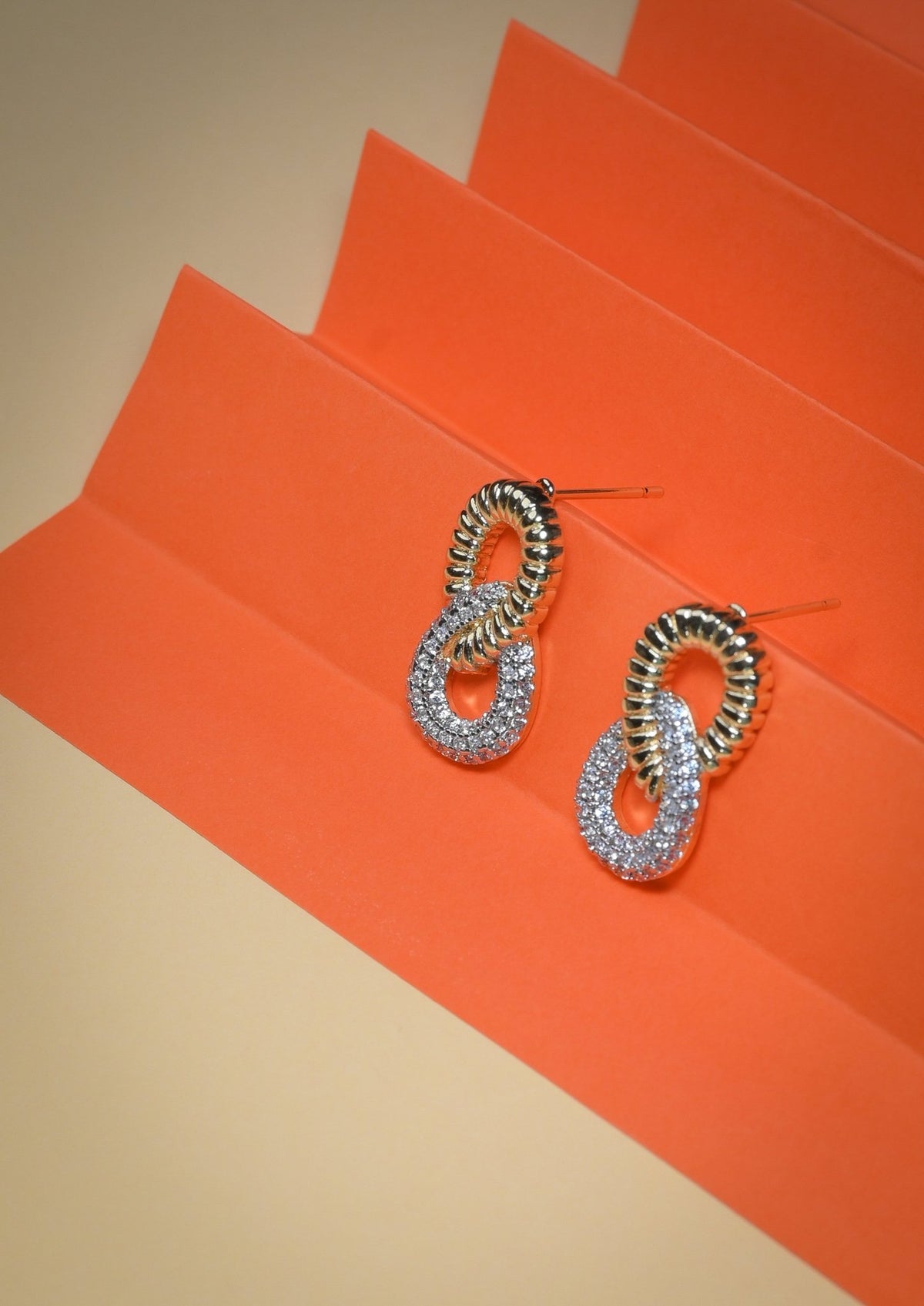 Zircon twisted stud earrings - Reen & co.Zircon twisted stud earrings