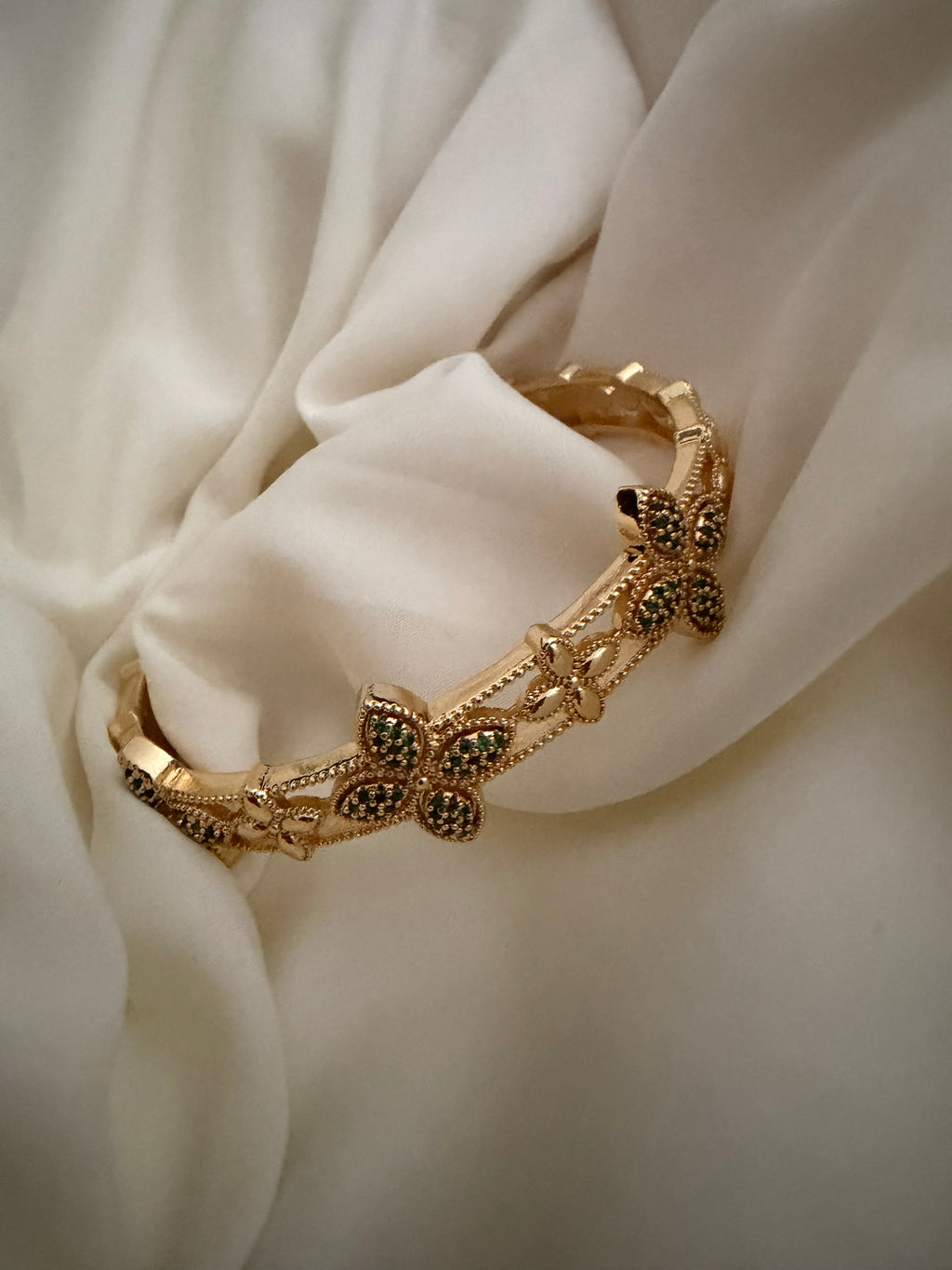 Clover bangle with rhinestones