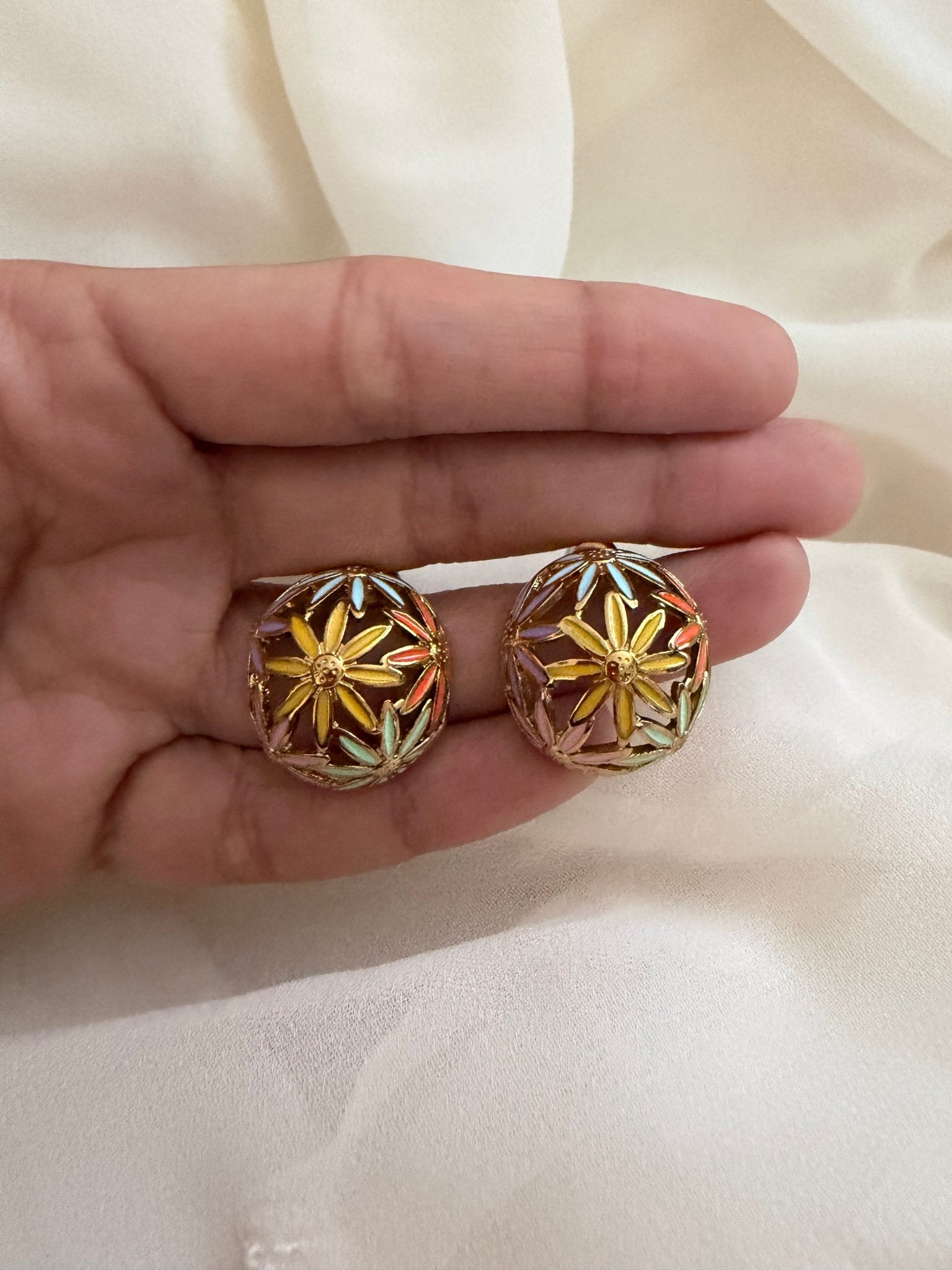 Pastel flower dome studs earrings - Reen & co.Pastel flower dome studs earrings