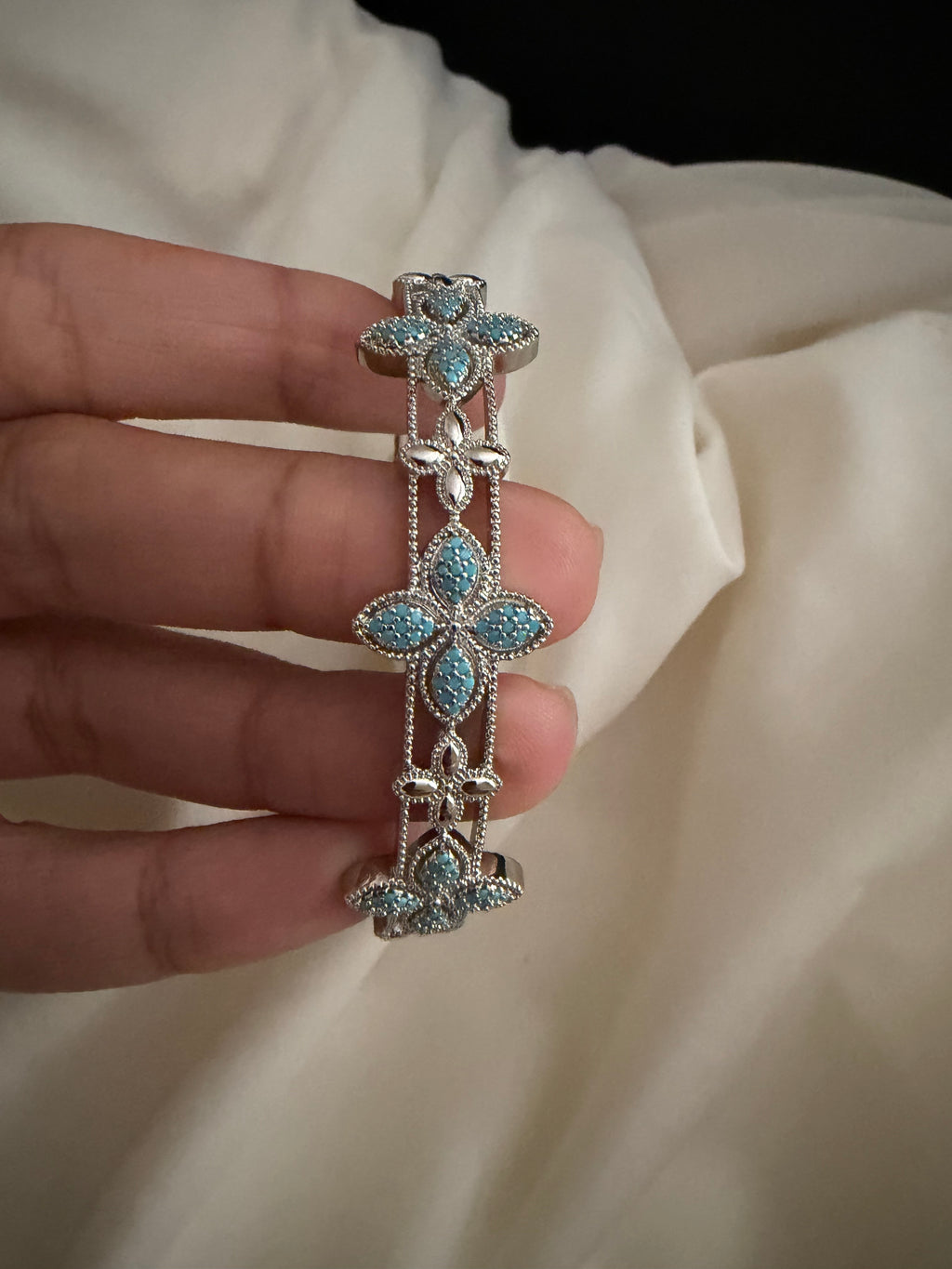 Clover bangle with rhinestones