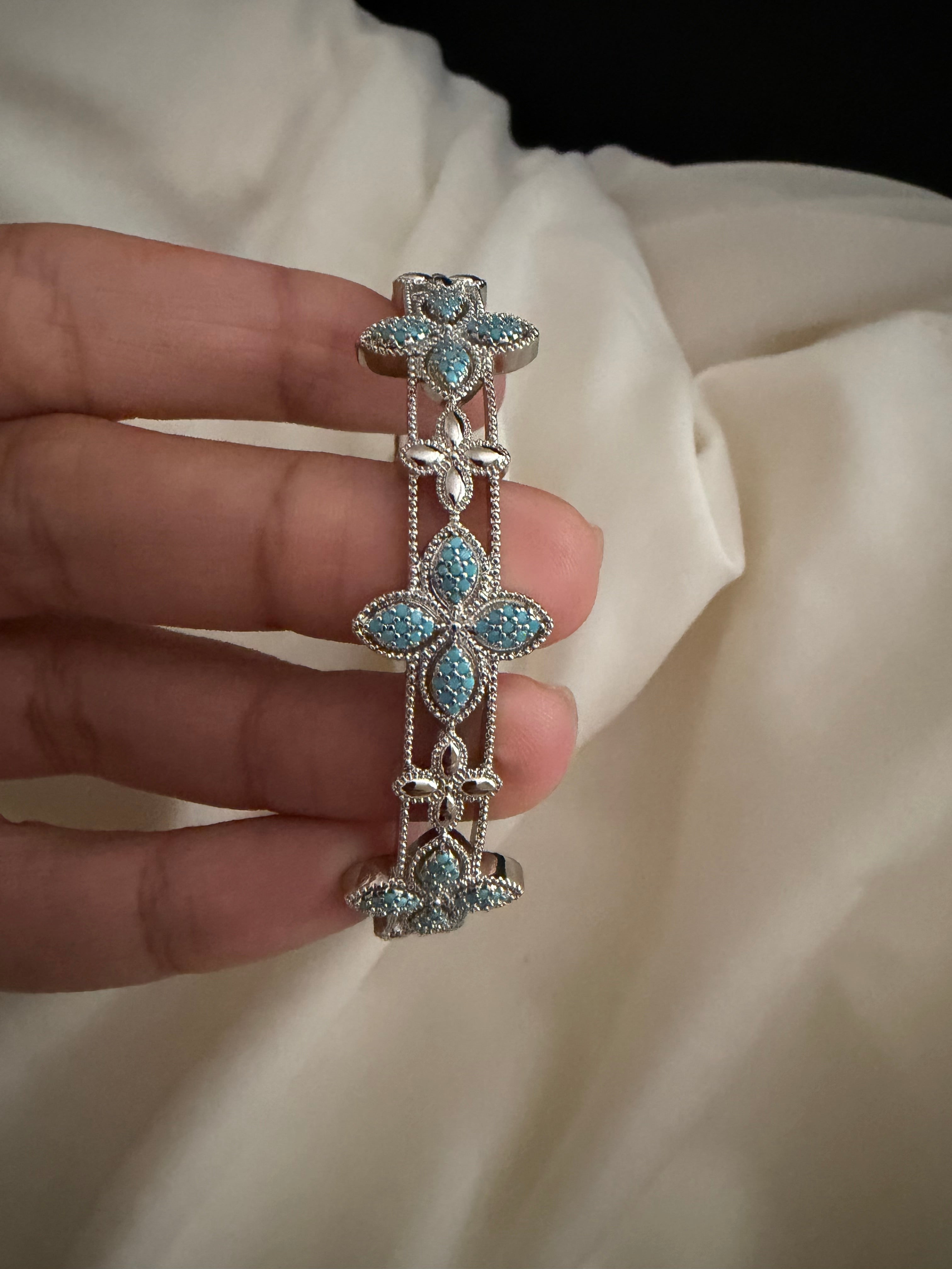 Clover bangle with rhinestones